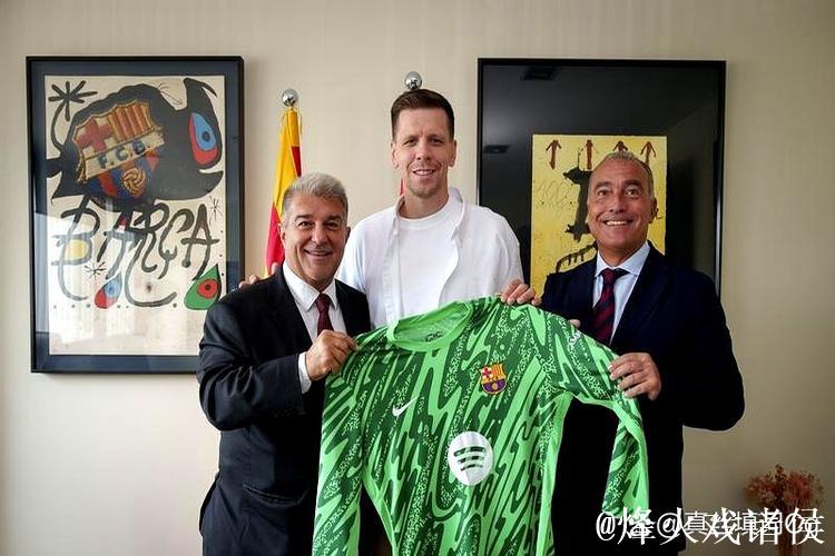 波兰门将自揭更衣室吸烟往事，并安慰巴萨年轻球员